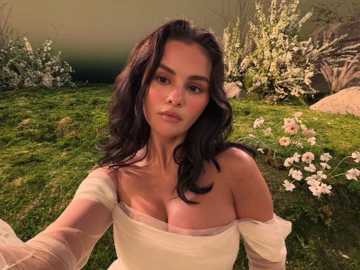  Trước khi kết hôn, Selena và Blanco đã nhiều năm hợp tác và đồng hành trong công việc. Blanco từng sản xuất một số ca khúc của Selena từ năm 2015, trước khi cả hai chính thức hẹn hò vào năm 2023. Sau đó, họ tiếp tục bắt tay trong album I Said I Love You First, phát hành năm 2025. Gomez từng chia sẻ cô đánh giá cao lời khuyên chuyên môn của Blanco, nhưng anh luôn để cô tự quyết định hành trình âm nhạc của mình.