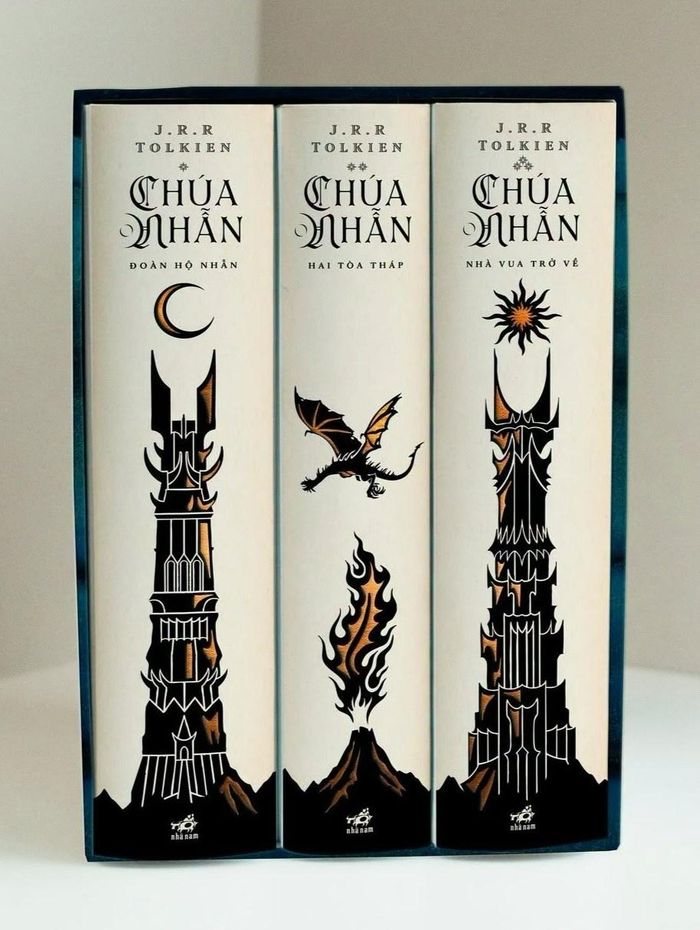  Bộ sách Chúa tể những chiếc nhẫn. Ảnh: NN. 