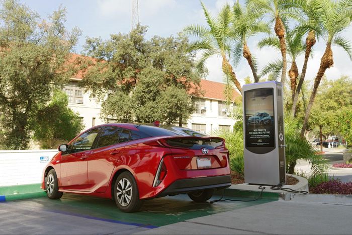  Hybrid hiện vẫn là một trong những lợi thế quan trọng của Toyota. Chiến lược đa dạng hệ truyền động cũng giúp hãng duy trì vị thế tại Mỹ, nơi nhiều thương hiệu Trung Quốc vẫn chưa thể tiếp cận. 