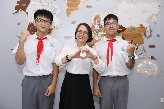  Lê Trường Vĩ (trái), Trần Minh Quân (phải) cùng cô giáo chủ nhiệm Đặng Thị Thùy Nga, người hướng dẫn đội GV2-HSRL-01. Ảnh: NTCC.