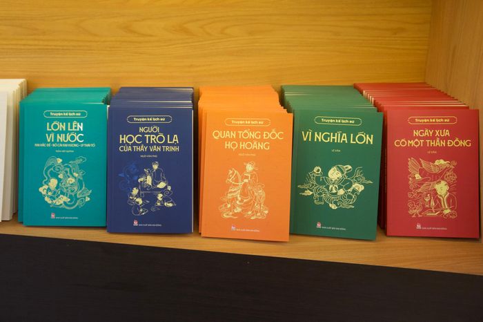 Bộ sách Truyện kể lịch sử mới ra mắt của NXB Kim Đồng cũng được phụ huynh và các bạn học sinh quan tâm. Nội dung của các tác phẩm xoay quanh những bậc hiền tài của Việt Nam như Trần Thái Tông, Nguyễn Trãi, Nguyễn Du..., được kể dưới góc nhìn gần gũi, sinh động và giàu cảm xúc.