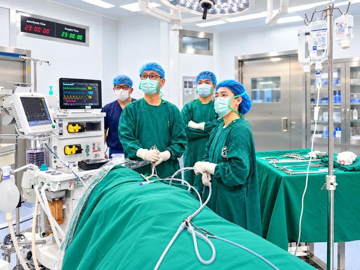 Các bác sĩ phẫu thuật mở cạnh cổ, bóc tách tổ chức để tiếp cận ổ áp xe quanh thực quản và lấy dị vật xương cá. Ảnh: BVCC.