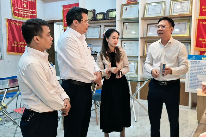 Sáng 30/9, đoàn Sở Văn hóa và Thể thao TP.HCM tiếp tục thăm, chúc mừng các đơn vị xuất bản, in và phát hành trong nhân kỷ niệm 74 năm ngày truyền thống của ngành. Ảnh: Đức An.