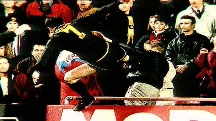  Cantona và cú kung-fu nổi tiếng. 