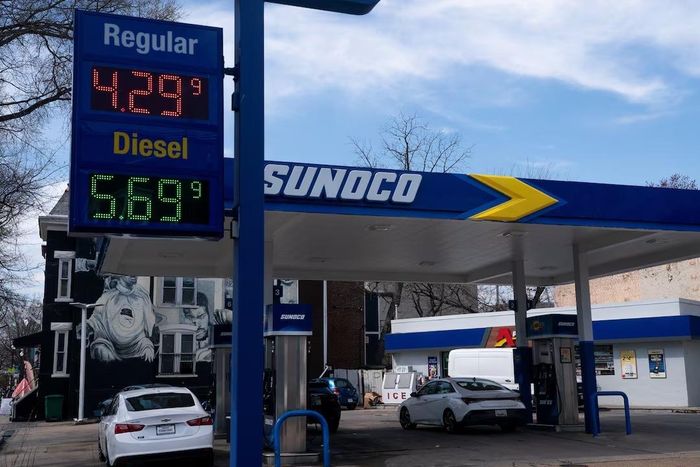  Ông Trump và Bessent tiếp tục đưa ra ý tưởng cấm xuất khẩu dầu diesel để đối phó với giá nhiên liệu tăng vọt. Ảnh: Reuters. 