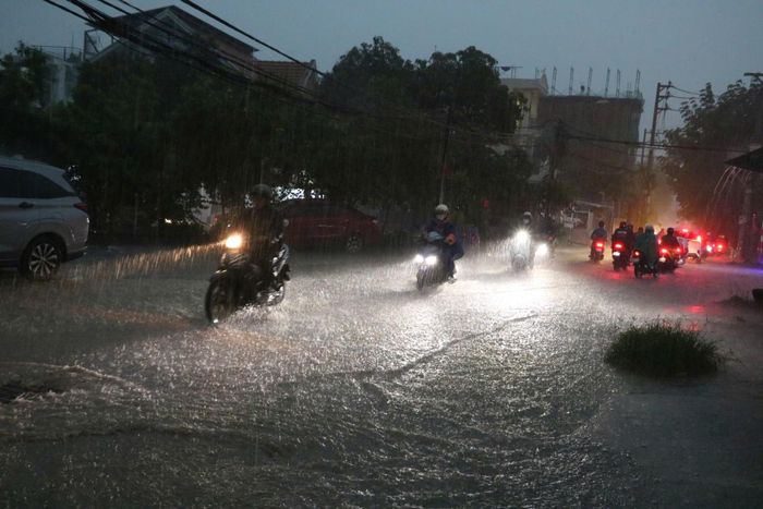  Mưa lớn tại Thủ Đức vào khoảng 17h, tối 30/9. Ảnh: Trang Thư. 