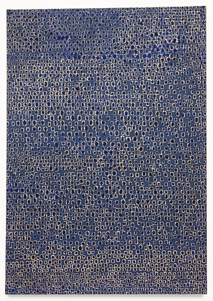 Tác phẩm Blue-Umber ’79-C6 (1979) (bên trái) của Yun Hyong-keun trong bộ sưu tập của RM và tác phẩm 26-I-70 (1970) (bên phải) của Kim Whanki thuộc bộ sưu tập Bảo tàng Nghệ thuật Hiện đại San Francisco. Ảnh: Yun Seong-ryeol/PKM Gallery; Katherine Du Tiel.