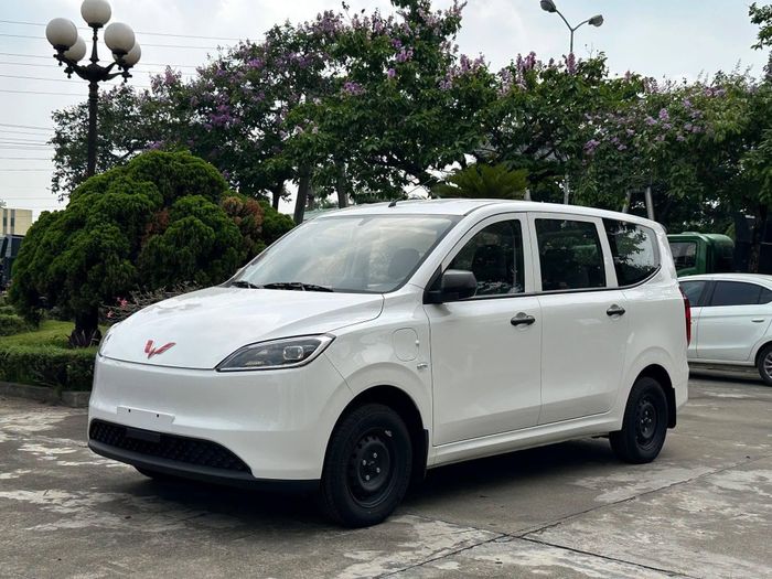  Grango là mẫu MPV thuần điện của Wuling được giới thiệu nhắm đến nhóm tài xế taxi dịch vụ với giá bán 499 triệu đồng. Tính đến hết tháng 8, hãng bán được khoảng 18 chiếc Grango. 