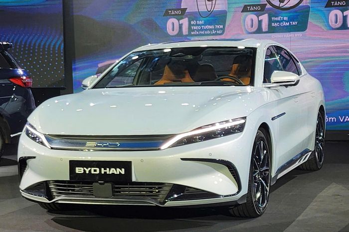  Cũng là mẫu sedan với thiết kế trung tính, giá cao, không bất ngờ khi BYD Han không ghi nhận doanh số tốt. Mẫu xe hiện có giá khoảng 1,489 tỷ đồng và bán được trên 40 xe sau 8 tháng năm nay. 