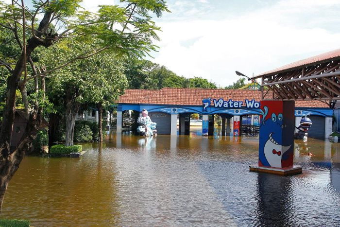 Cảnh ngập lụt bên trong Siam Amazing Park. Ảnh: Bangkok Post.