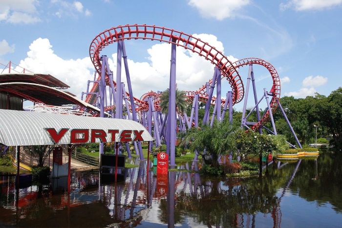 Gần như toàn bộ hạng mục tại Siam Amazing Park chìm trong nước sau đợt ngập lụt tại Bangkok. Ảnh: Bangkok Post.