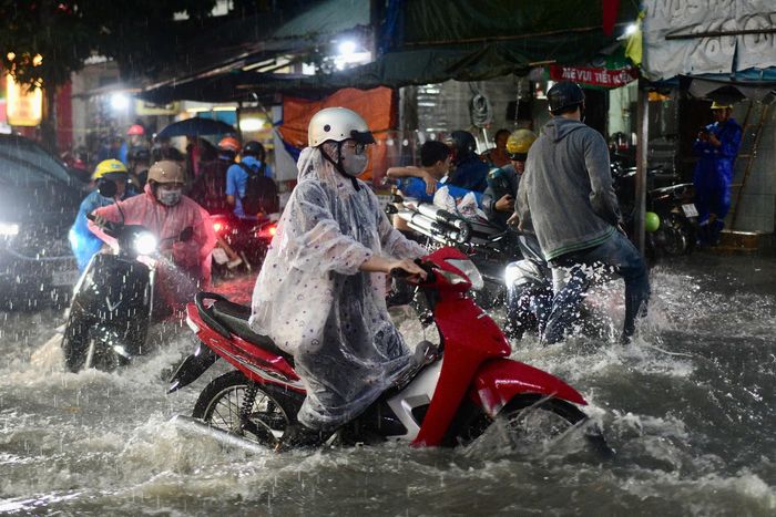  Tình trạng ngập càng đáng chú ý khi hôm nay TP.HCM đồng thời chịu tác động của mưa dông và triều cường. Theo cơ quan khí tượng Nam Bộ, đỉnh triều tại các trạm Phú An và Nhà Bè được dự báo ở mức 1,63-1,67 m, xuất hiện khoảng 17-19h, xấp xỉ hoặc cao hơn báo động 3. Mưa lớn kết hợp triều cao có thể làm gia tăng ngập tại các khu vực trũng thấp. 