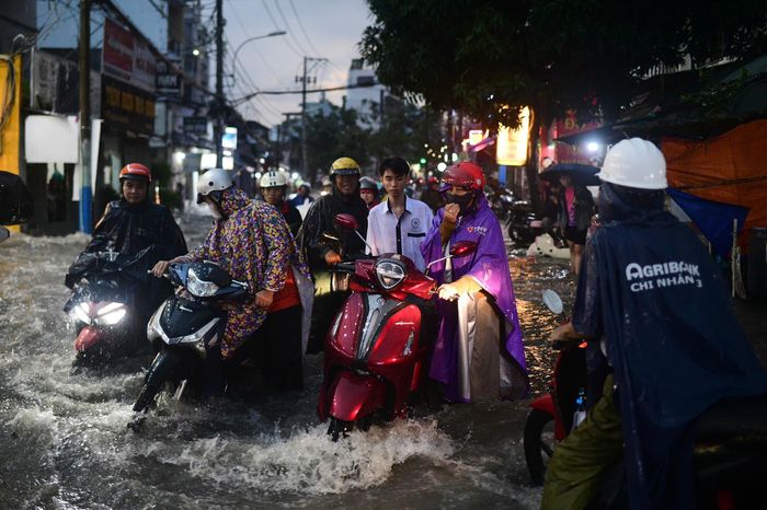  "Rốn ngập" Lý Tế Xuyên - Linh Đông có địa hình thấp, được ví như một “lòng chảo”, thấp hơn mặt đường Tô Ngọc Vân. Nước lại dồn về suối Linh Tây, trong khi tuyến có nhiều đoạn bị thu hẹp, khiến khả năng thoát nước chậm. 