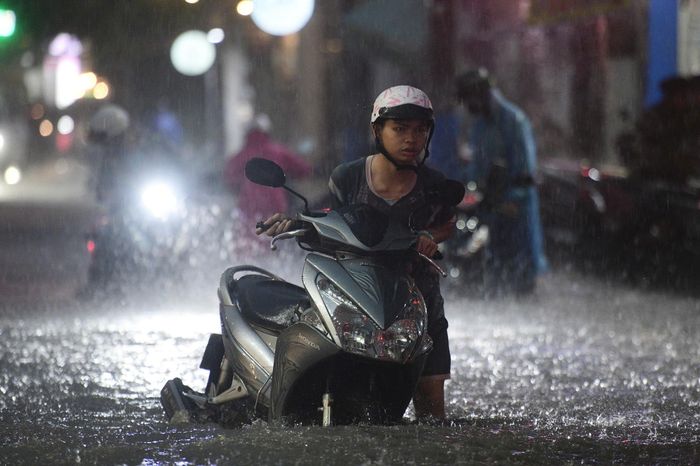  Theo Sở Xây dựng TP.HCM, trước mắt cần duy trì nạo vét suối Linh Tây, thu gom rác, xử lý các vật cản trên dòng chảy, đồng thời khơi thông miệng thu nước và hệ thống cống qua đường Tô Ngọc Vân. Suối Linh Tây đã được nạo vét trong năm 2025, hệ thống cống cũng được kiểm tra, bảo trì và nạo vét định kỳ; một số hố ga được mở thêm, cải tạo hoặc thay nắp. 