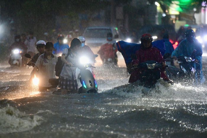  Về lâu dài, Sở Xây dựng đề xuất đẩy nhanh dự án xây dựng hệ thống thoát nước suối Linh Tây, phục vụ lưu vực khoảng 193 ha. Dự án đã được HĐND TP.HCM đưa vào kế hoạch đầu tư công trung hạn giai đoạn 2026-2030. Sở đánh giá hiện trạng suối Linh Tây đang ở mức báo động, khi khả năng thoát nước hạn chế không chỉ gây ngập khu dân cư mà còn có nguy cơ ảnh hưởng đến hành lang đường sắt Bắc - Nam và các trục giao thông trong khu vực.
