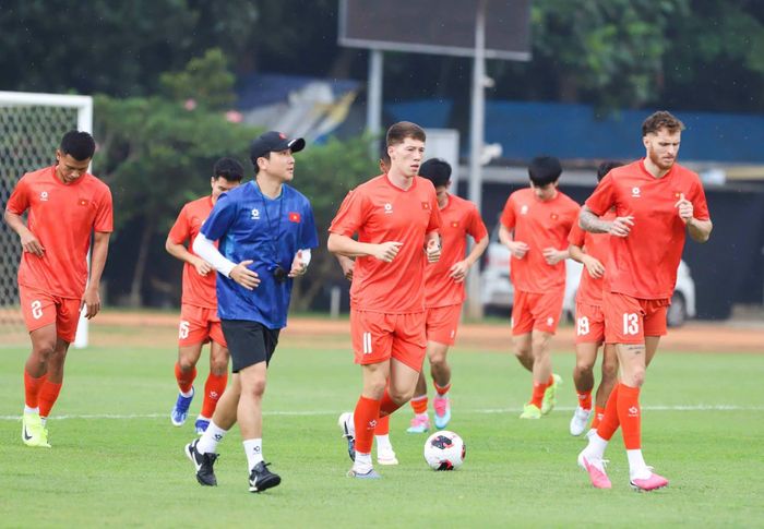  Tuyển Việt Nam vận động với cường độ vừa và nhẹ trong buổi tập sau trận thua Thái Lan. 