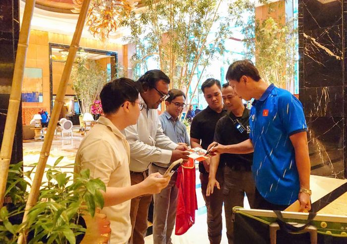  HLV Kim ký tặng người hâm mộ ở khách sạn tại Jakarta. 