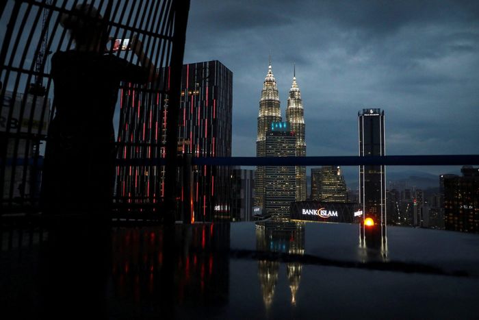  Du khách chụp ảnh đường chân trời Kuala Lumpur từ một quán bar năm 2019. Ảnh: Reuters. 