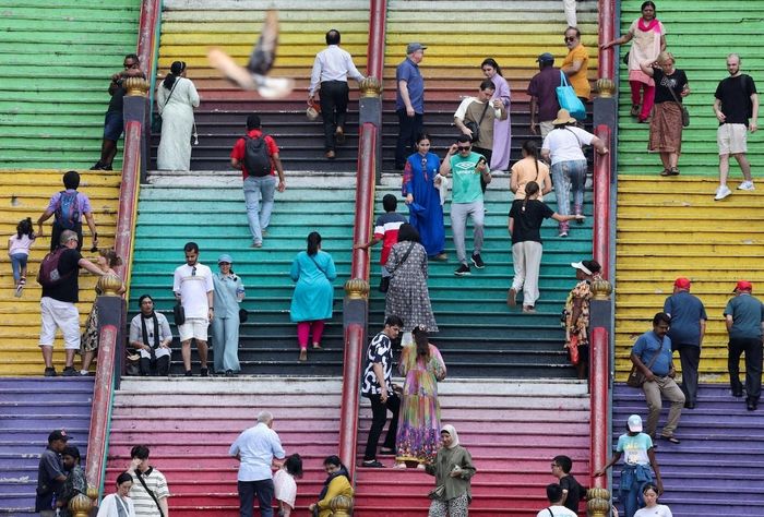  Du khách tham quan đền Sri Subramaniar Swamy tại Batu Caves, Malaysia, năm 2024. Ảnh: Reuters. 