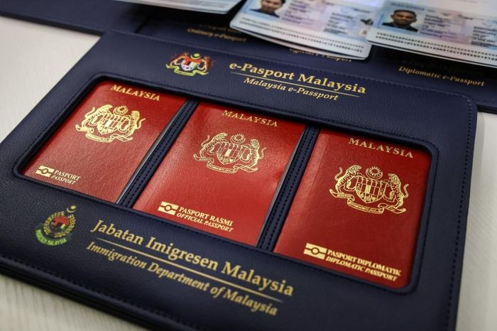  Hộ chiếu Malaysia mới được giới thiệu tại lễ ra mắt ở Kuala Lumpur, ngày 30/6. Ảnh: Yusof Isa. 