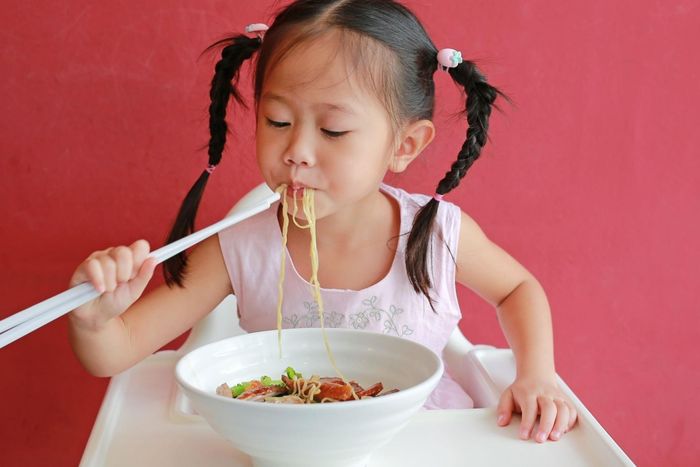  Cha mẹ nên hạn chế cho trẻ ăn mì ăn liền, đồ chiên rán và uống nước ngọt có gas thường xuyên để tránh khẩu phần dư thừa năng lượng, nhiều muối, đường và chất béo. Ảnh: Shutterstock.