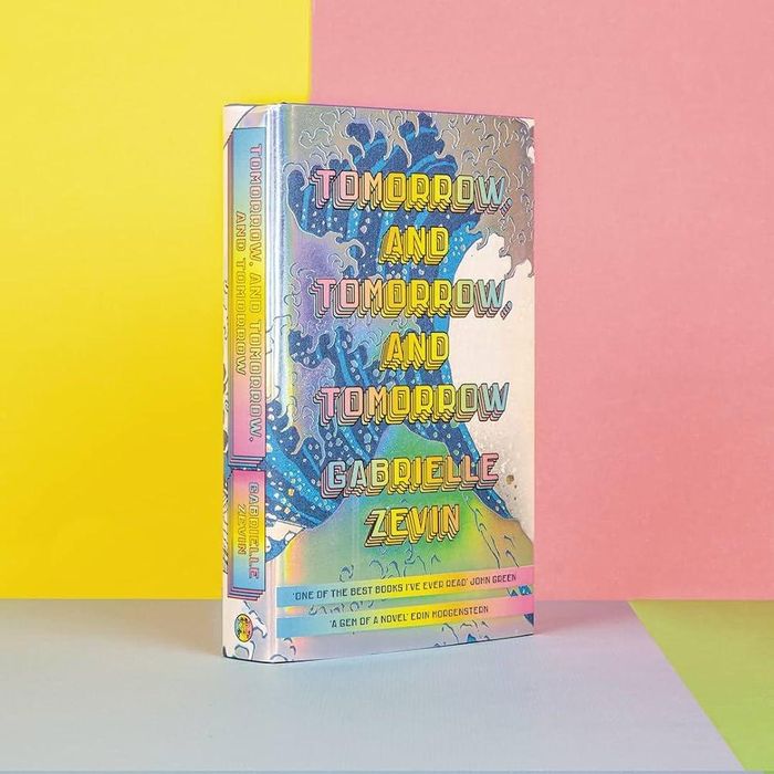  Tomorrow, and Tomorrow, and Tomorrow của Gabrielle Zevin. Cuốn sách này không chỉ là một hiện tượng trên BookTok mà còn trụ vững trong danh sách ăn khách của tờ New York Times hơn một năm. Trong khi cú ngoặt đầy bi kịch ở gần cuối truyện để lại ấn tượng sâu sắc cho độc giả, nhiều phần của cuốn sách vẫn thiếu điểm nhấn và dậm chân tại chỗ. Tác phẩm được ưa thích vì yếu tố lãng mạn, tương tác và “phản ứng hóa học” của cặp đôi chính, tuy nhiên, chưa đạt được như kỳ vọng. 