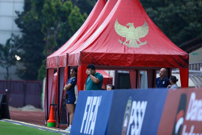  Sân tập của tuyển Indonesia được rào kín cả 4 phía nhằm tránh mọi sự quan sát, dòm ngó. Theo tìm hiểu của Tri Thức - Znews, ông John Herdman muốn hạn chế nhiều nhất việc lộ thông tin về sự chuẩn bị của đội tuyển ở FIFA ASEAN Cup 2026. 