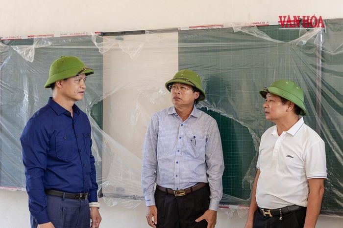 Ông Vương Quốc Tuấn kiểm tra và nghe báo cáo về tiến độ xây dựng công trình
