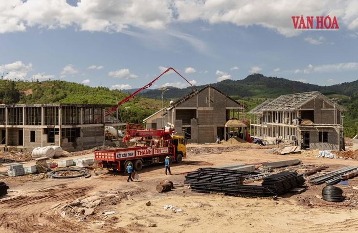 Đến chiều ngày 29.9, một số hạng mục thi công tại Trường nội trú tiểu học và THCS Dân Hóa chưa hoàn thành xong phần thô