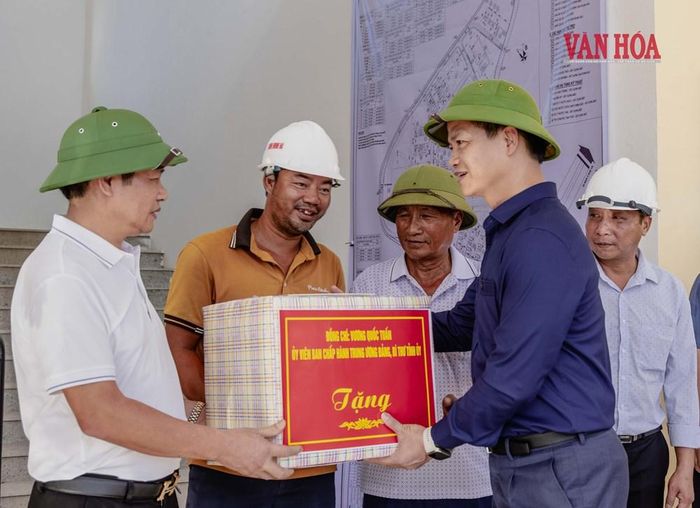 Bí thư Tỉnh uỷ tỉnh Quảng Trị tặng quà động viên đơn vị thi công