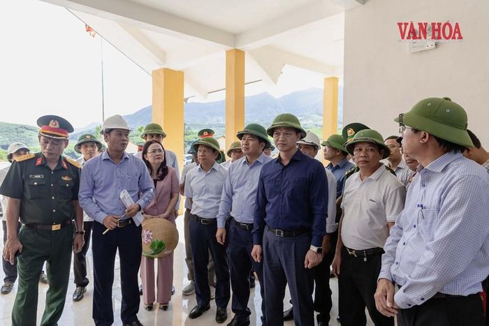 Ông Vương Quốc Tuấn, Bí thư Tỉnh uỷ tỉnh Quảng Trị kiểm tra thực tế khối lượng công việc tại công trình