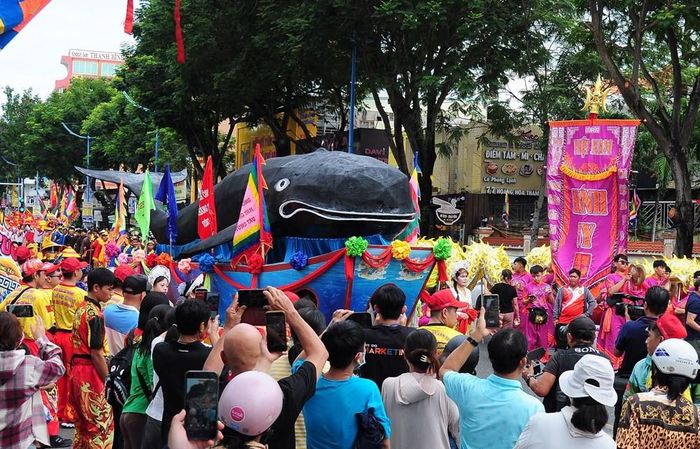 Nghi thức diễu hành rước cá Ông về Lăng Ông Thủy Tướng Thắng Tam thu hút đông đảo người dân và du khách