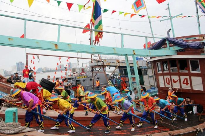 Nghệ thuật hát Bả trạo là biểu tượng gắn kết giữa con người và biển cả, thể hiện rõ nét trong các lễ hội Cầu ngư và tục thờ Cá Ông của ngư dân vùng biển. Ảnh: Thùy Trang