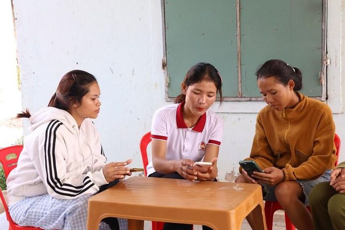 Từ những lần hướng dẫn trực tiếp tại thôn, tại nhà, người dân vùng cao đang từng bước làm chủ các tiện ích số