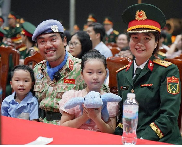 Hoàn thành nhiệm vụ quốc tế cao cả, đại úy Trần Hoàng Anh trở về đoàn tụ với gia đình