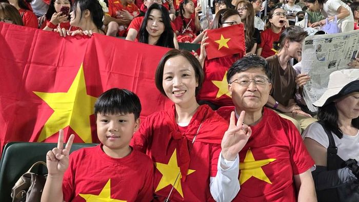 Chị Hồng mong muốn vun đắp tình yêu đất nước cho con từ những trận đấu của Đoàn Thể thao Việt Nam tại ASIAD 20