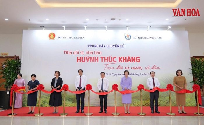Các đại biểu tham quan trưng bày và cắt băng khánh thành