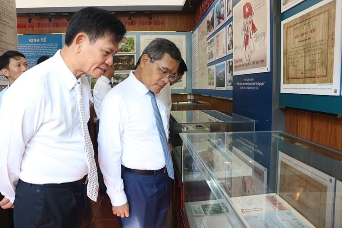 Đại biểu tham quan Nhà trưng bày Ủy ban Kháng chiến - Hành chính Nam Trung Bộ