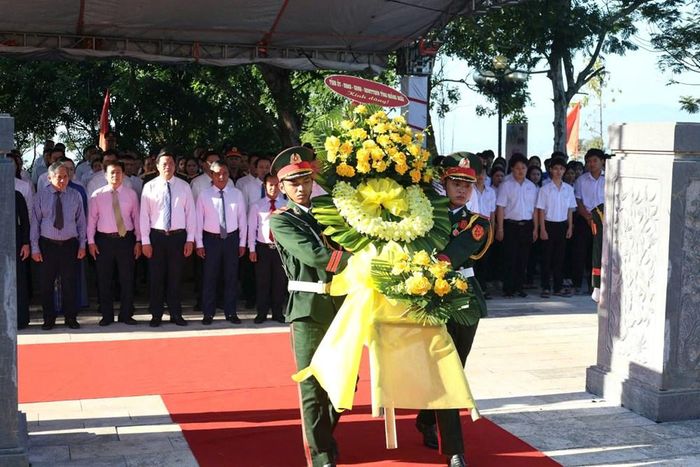 Nghi thức dâng hoa tưởng niệm cụ Huỳnh Thúc Kháng