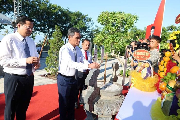 Các đồng chí lãnh đạo tỉnh thành kính dâng hương tưởng niệm cụ Huỳnh Thúc Kháng
