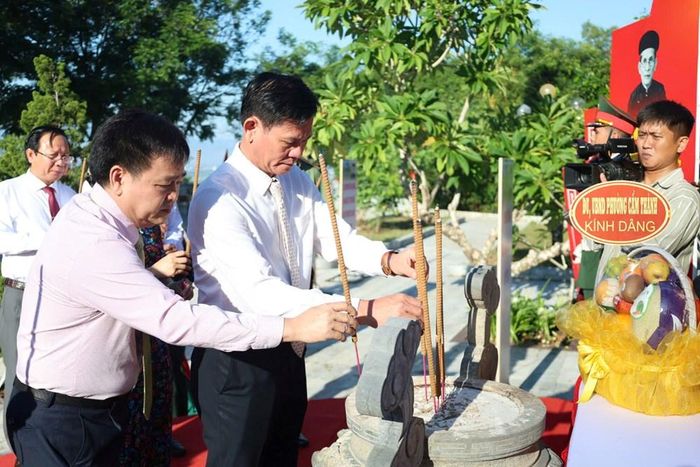Lễ dâng hoa, dâng hương thể hiện lòng thành kính, tri ân đối với những cống hiến của cụ Huỳnh Thúc Kháng cho đất nước và Nhân dân