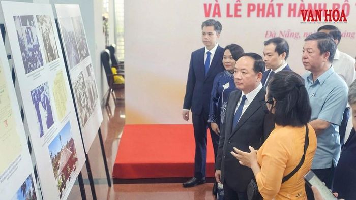 Ủy viên Bộ Chính trị, Bí thư Trung ương Đảng, Trưởng Ban Tuyên giáo Trung ương Trịnh Văn Quyết cùng các đại biểu tham quan không gian trưng bày tại hội thảo