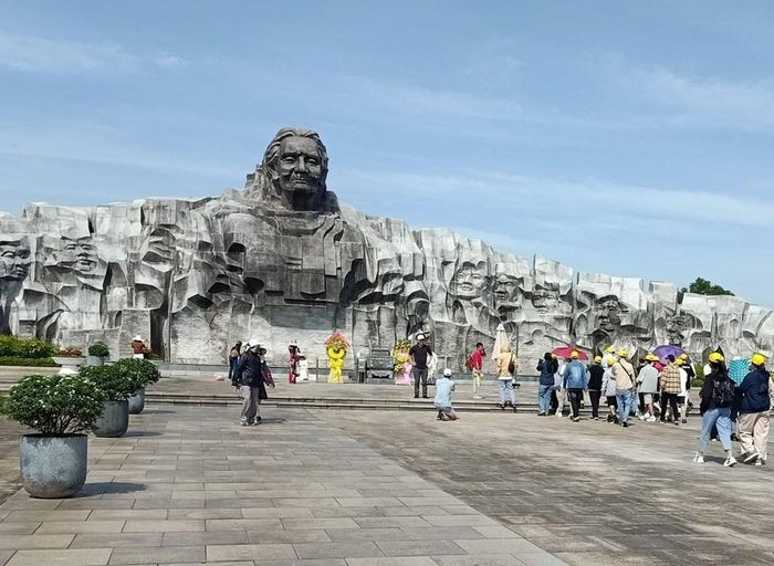 Quần thể Tượng đài Mẹ Việt Nam Anh hùng