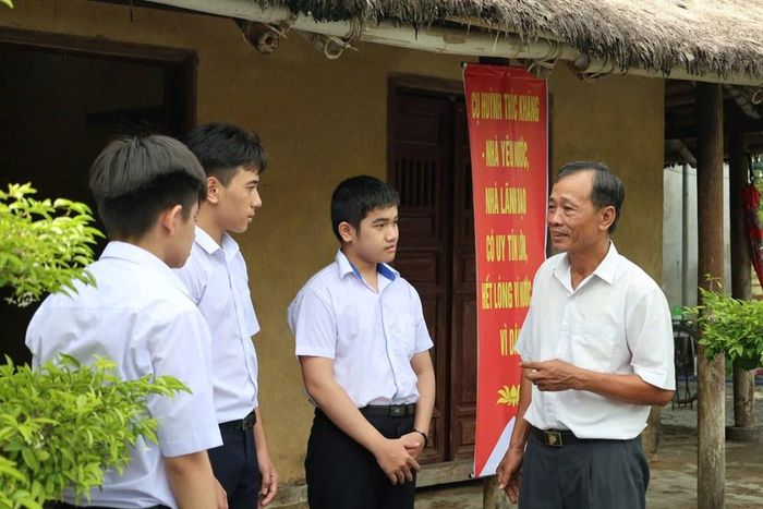 Ông Nguyễn Lãnh kể lại những câu chuyện về cụ Huỳnh Thúc Kháng được người thân truyền lại