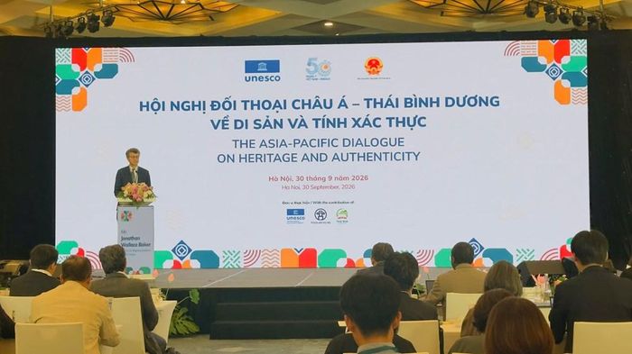 Ông Jonathan Baker, Trưởng Đại diện UNESCO tại Việt Nam trình bày Văn kiện