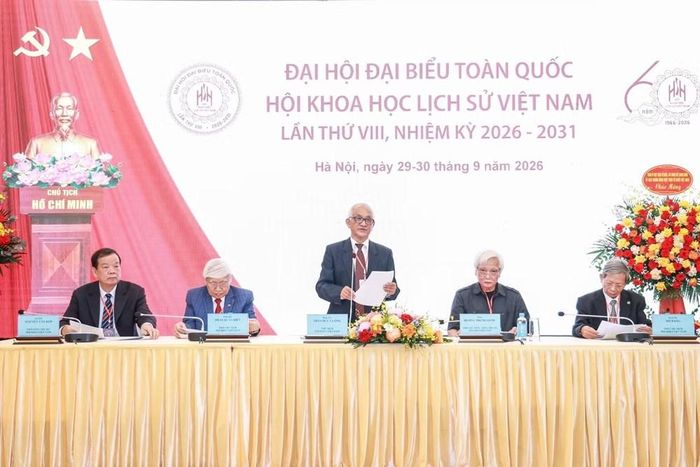 GS.TS Nguyễn Văn Kim (ngoài cùng bên trái) được bầu làm Chủ tịch Hội Khoa học Lịch sử Việt Nam khóa VIII, nhiệm kỳ 2026-2031