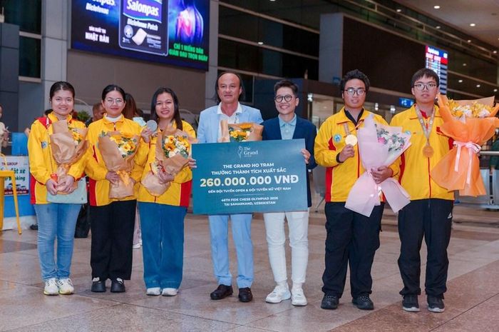 Nhóm các kỳ thủ phía Nam có mặt tại sân bay Tân Sơn Nhất (TP.HCM). Ảnh: LĐCVN