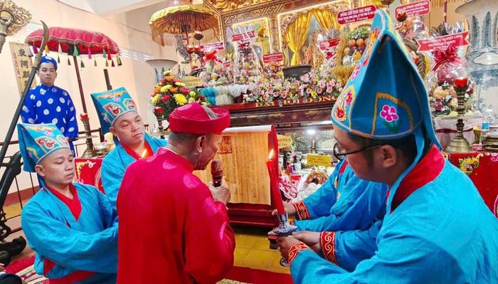 Nghi thức khấn cáo được thực hiện trong lễ tưởng niệm