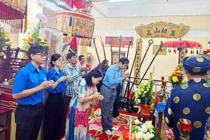 Đông đảo tầng lớp nhân dân, học sinh, thanh niên thành kính thắp nén hương thơm, tưởng nhớ đến công lao của anh hùng dân tộc Trần Hưng Đạo