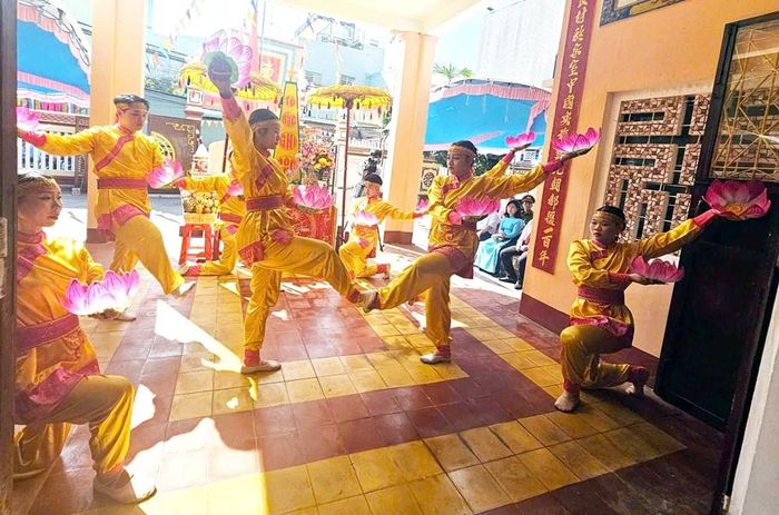Đội múa lục cúng được thực hiện tại lễ tưởng niệm